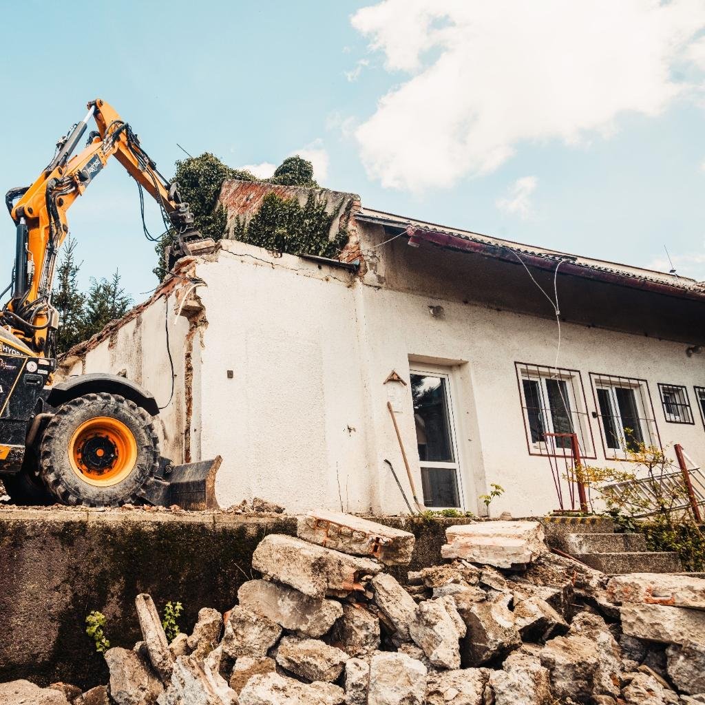 Démolition complète d'une maison dans le Morbihan avec pelle de chantier