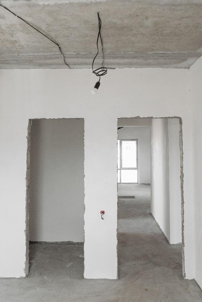 Démolition de cloison intérieure en briques dans une maison du Morbihan