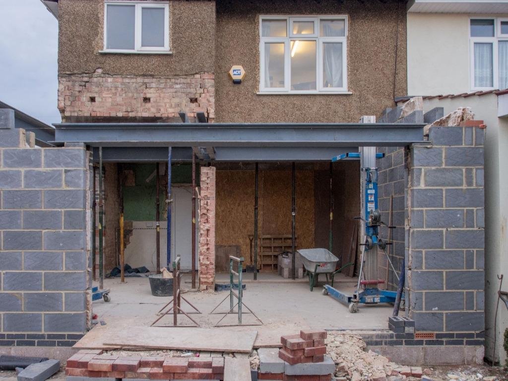 Construction d'une extension de maison maçonnée en parpaings dans le Morbihan