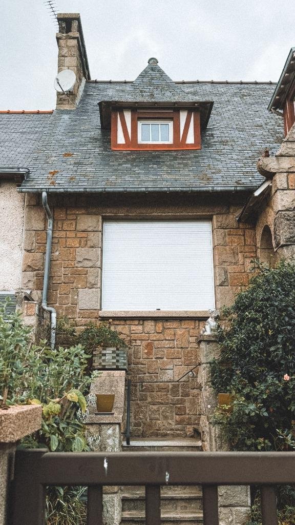 Maison traditionnelle bretonne en pierres de taille avec toiture ardoise dans le Morbihan