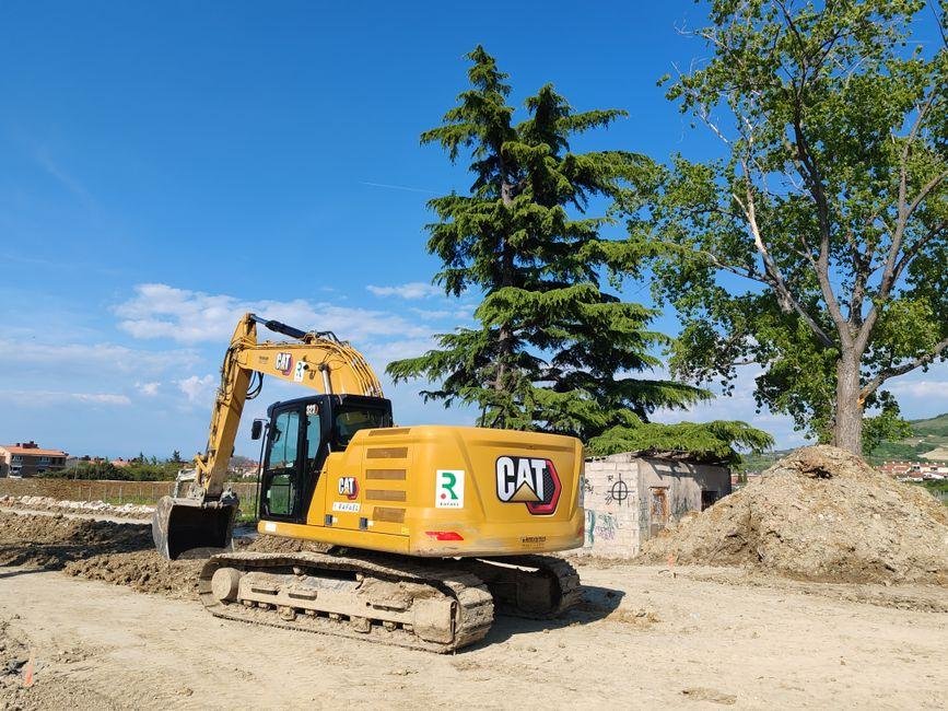 Pelle de terrassement excavant un terrain dans le Morbihan